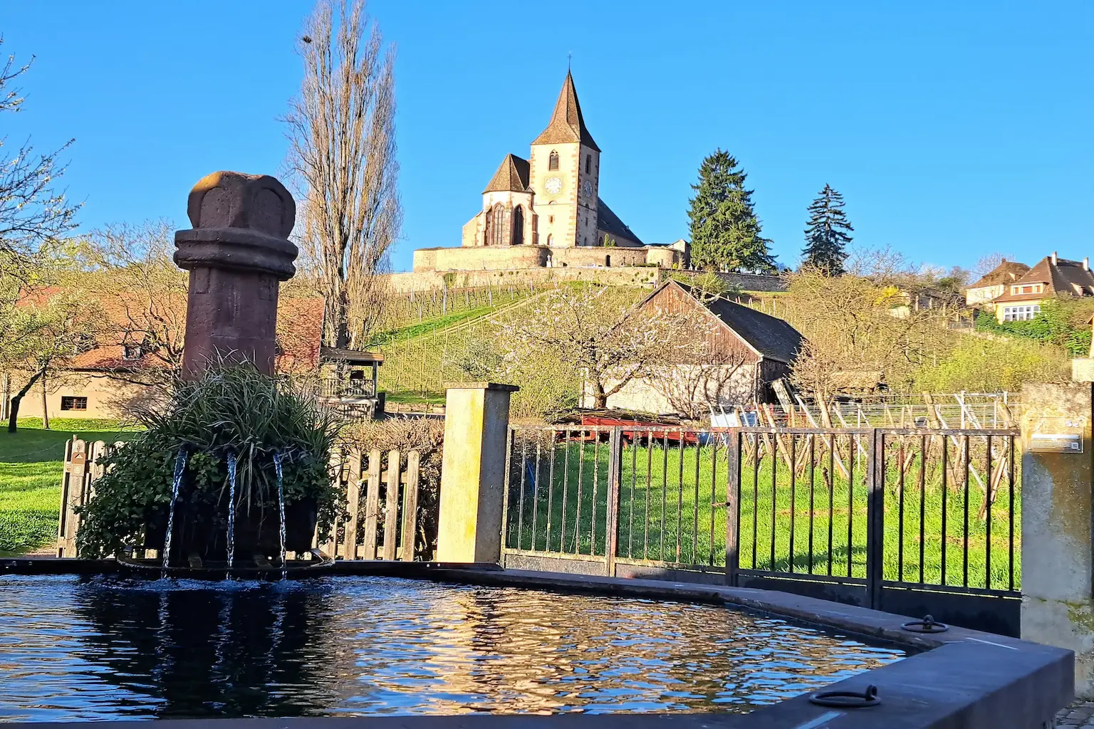 Église sur une colline verdoyante. SIAEPABE